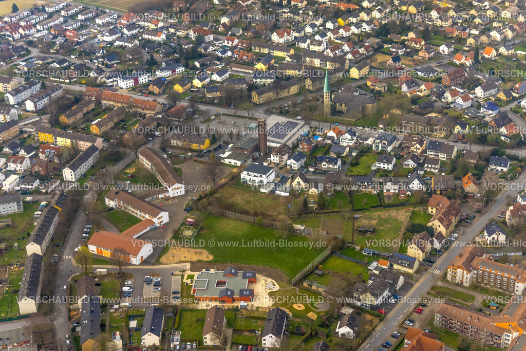 Werl240308120 | Luftbild, Norbertschule mit Spielplatz und Wiesenfläche, Baustelle mit Neubau Kindergarten der Marianne-Heese-Stiftung an der Lindenallee, Lidl Supermarkt mit Solardach, hinten die kath. Kirche St. Norbert, Wohngebiet, Werl, Nordrhein-Westfalen, Deutschland