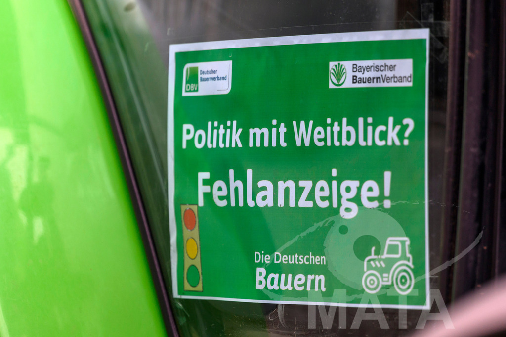 _DWA4135 | Bauerndemo gegen Agrarpolitik der Bundesregierung  auf dem Straße Obstmarkt und Hauptmarkt . Nürnberg, 08.01.2024 - Realisiert mit Pictrs.com