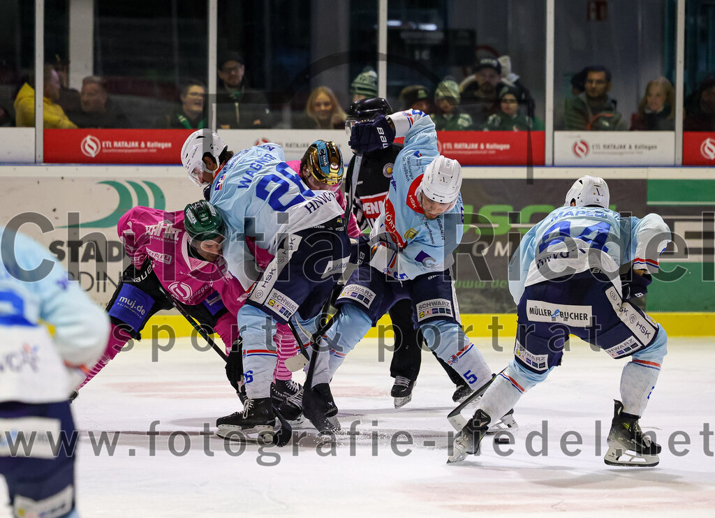 2025-10-05_111_TSV_Erding_gegen_Heilbronner_Falken | Erding, Deutschland, 05.10.2025:Eishockey, Oberliga Süd 2025 / 2026, 6. Spieltag, TSV Erding gegen Heilbronner Falken, Endergebnis: 3:1Lukas Wagner (Heilbronner Falken, #26), Marc Schmidpeter (Erding Gladiators, #33), Jeroen Plauschin (Heilbronner Falken, #5)Foto: Christian Riedel / fotografie-riedel.net