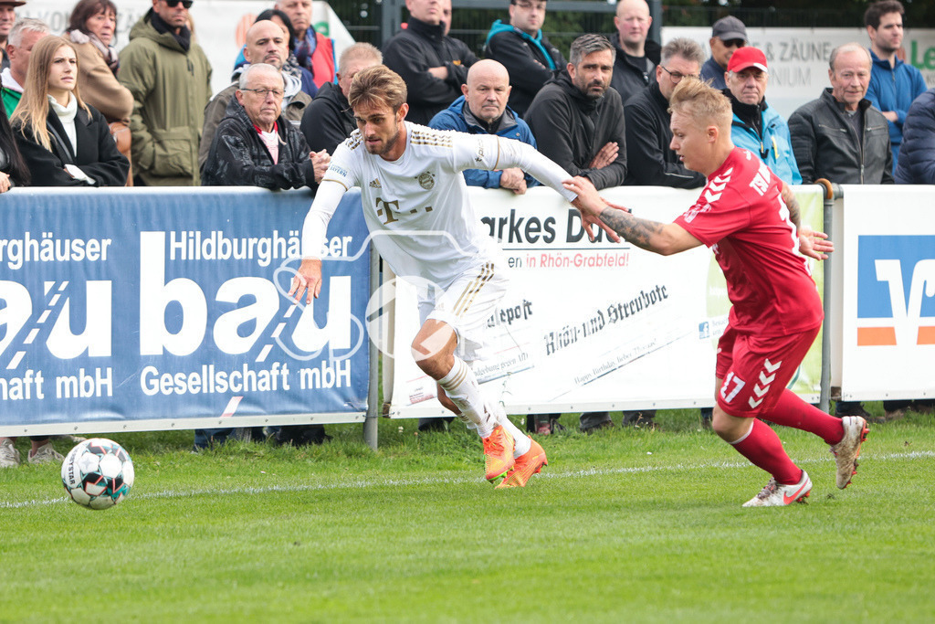 TSV Aubstadt - FC Bayern Amateure | Luca DENK (FCB #16) im Duell mit Jens TRUNK (TSV #17)