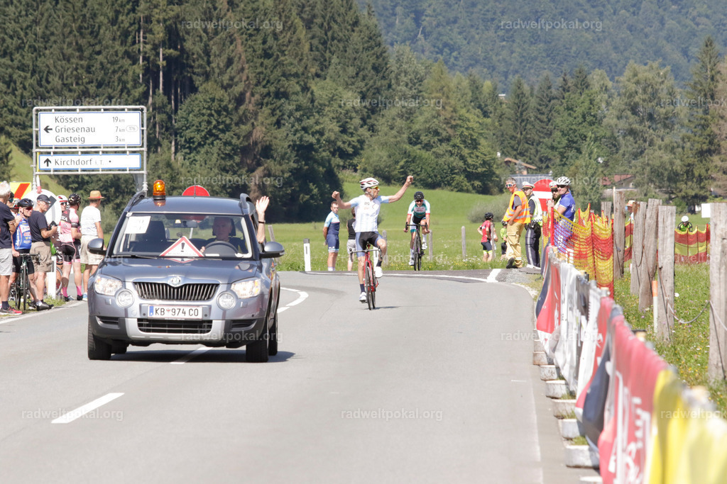 905_20230817_Bewerb_Maenner_Muehlanger | AUT - OESTERREICH, 2023-08-16: SPORT RENNRAD-FAHREN - 55. INTERNATIONALER RADWELTPOKAL IN ST. JOHANN IN TIROL  - Vintage-Radrennen mit WM-Bronze-Medaillen-Siegerin Christina Schweinberger, den Teilnehmer und Alexander Baumann (vom Orginastions-Team) - TAG 2 BEWERB MAENNER IN SECHS GRUPPEN  ; Foto: Roland Muehlanger