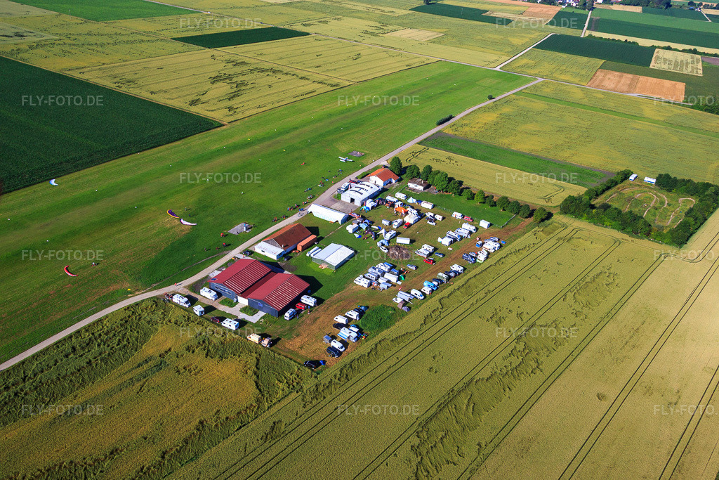 Luftbild: Flugplatz Dingolfing im Ortsteil Höll in Dingolfing im Bundesland Bayern in Deutschland. – Foto: IMG_090536.jpg vom 03.07.2016 durch Werner Riehm/FLY-FOTO.de – Auflösung des Originals: 5472 x 3648 px – LSV Dingolfing