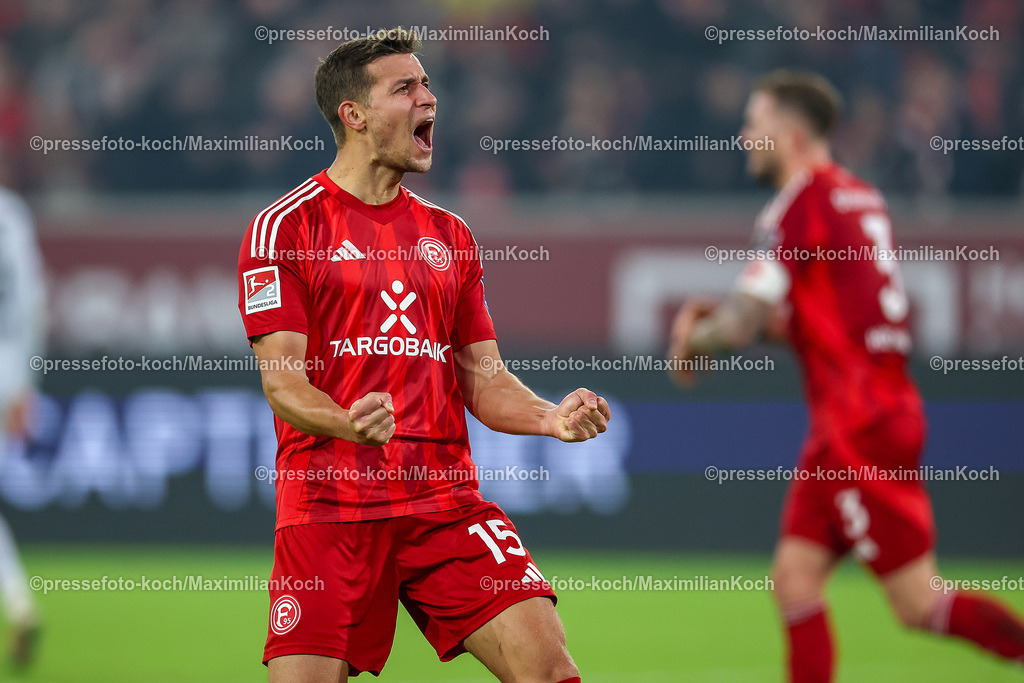 Due0911240109602182 | 09.11.2024, Fußball, Fortuna Düsseldorf - SC Paderborn 07, 2. Bundesliga, Merkur Spiel-Arena, Saison 2024 2025: Tim Oberdorf (Fortuna Düsseldorf #15) jubelnd nach dem Ausgleich zum 1:1 DFB regulations prohibit any use of photographs as image sequences and or quasi-video.
