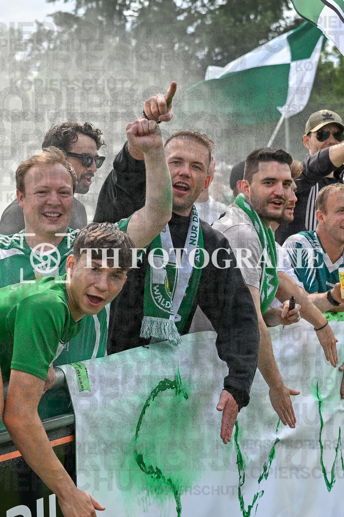 GER, FC Hauingen - SV Waldhaus, Frauen-Fussball, Rothaus Bezirkpokal, Finale, Saison 2024/2025, 29.05.2025 | Team SV Waldhaus freut sich ueber den Sieg und den Gewinn des Bezirkspokals.GER, FC Hauingen - SV Waldhaus, Frauen-Fussball, Rothaus Bezirkpokal, Finale, Saison 2024/2025, 29.05.2025Foto: TH Fotografie/Thomas Hess
