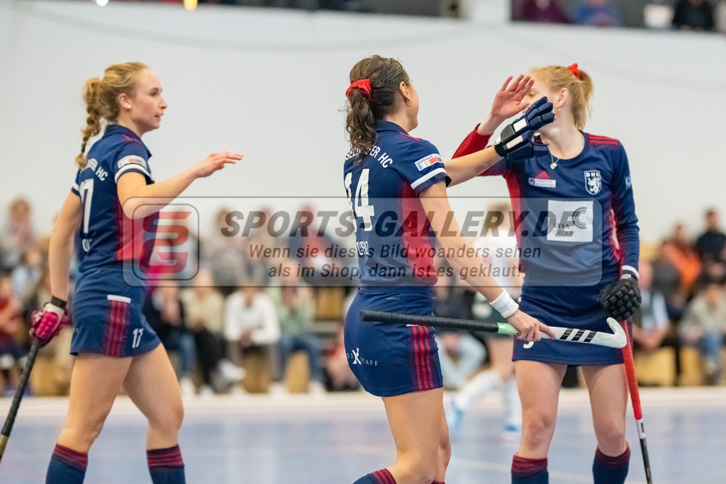 HK_20230107_102205 | 1. Bundesliga ( Halle ) Damen Düsseldorfer HC -  Crefelder HTC am 7.1.2023 Düsseldorfer HC, Düsseldorf , Selin Oruz ( Düsseldorfer HC #14 ) , Annika Sprink ( Düsseldorfer HC #3 ) ,Lisa Nolte ( Düsseldorfer HC #17 )