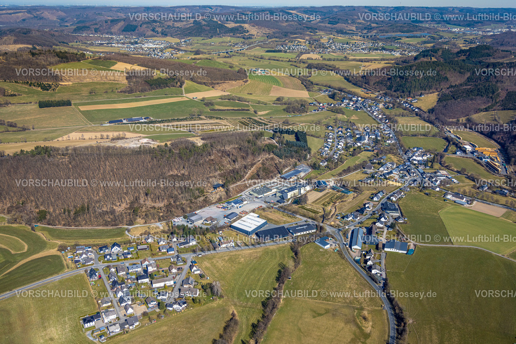 Meschede250304643 | Luftbild, Wohngebiet Ortsansicht Ortsteil Bergerhütte mit Gewerbegebiet Auf dem Lohnsberg, Waldgebiet und Hügellandschaft, Berge, Meschede, Sauerland, Nordrhein-Westfalen, Deutschland