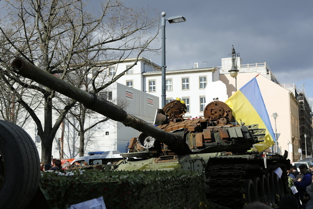 Deutschland: Panzerwrack aus der Ukraine vor der russischen Botschaft in Berlin | Deutschland, Berlin, 26.02.2023. Ein Panzerwrack steht seit dem Jahrestag des russischen Angriffs auf die Ukraine vor der russischen Botschaft in Berlin-Mitte. Der zerstörte Panzer vom Typ T-72 vor dem Gebäude Unter den Linden als Mahnmal gegen den Krieg stehen.