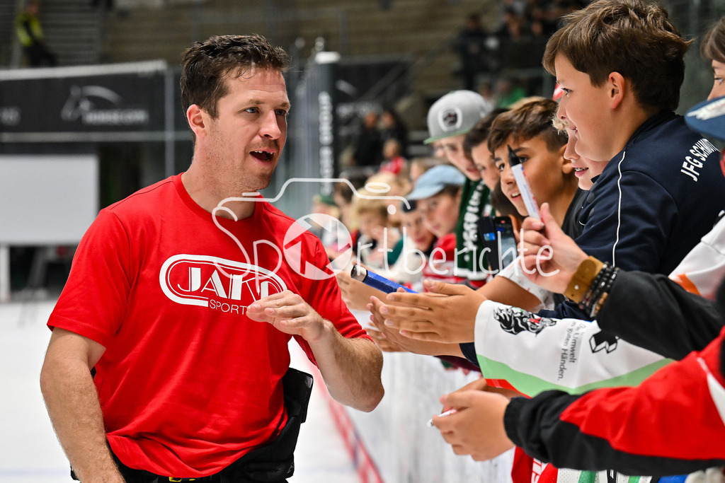 Augsburger Panther - Iserlohn Roosters | Die Augsburger Panther feiern zusammen mit ihren Fans den Heimsieg gegen Iserlohn / Penny DEL: Augsburger Panther - Iserlohn Roosters; Curt Frenzel Stadion am 21.09.2025 / im Bild T. J. TREVELYAN (Augsburger Panther #24)