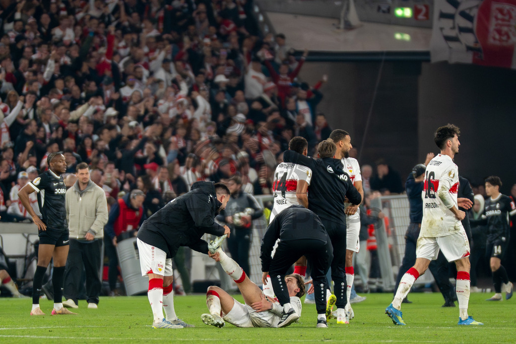 VfB Stuttgart vs. SC Freiburg, Fussball, DFB-Pokal, Halbfinale, 23.04.2026 | Deniz Undav (VfB Stuttgart, #26) behandelt Angelo Stiller (VfB Stuttgart, #06) nach Abpfiff,VfB Stuttgart vs. SC Freiburg, Fussball, DFB-Pokal, Halbfinale, 23.04.2026DFB regulations prohibit any use of photographs as image sequences and/or quasi-video