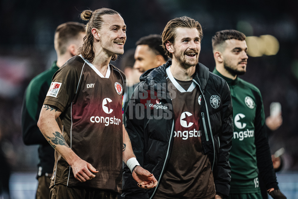 Fußball | Männer | Saison 2023/2024 | 2. Fußball-Bundesliga | 31. Spieltag | FC St. Pauli vs. FC Hansa Rostock | 26.04.2024 | v.l. Freude im Gesicht von Jackson Irvine (#7, FC St. Pauli) und Connor Metcalfe (#24, FC St. Pauli)