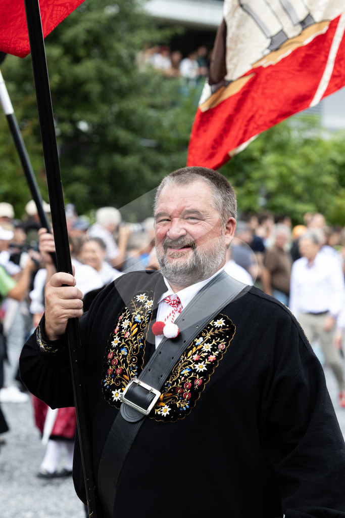 ESAF2025_Freitag_4028 | Die Schwinger des Schwyzer Kantonalen Schwingerverbandes: Fotos, die Dynamik und Leidenschaft festhalten, sowie emotionale Momente aus dem traditionellen Schwingsport zeigen. - Realisiert mit Pictrs.com