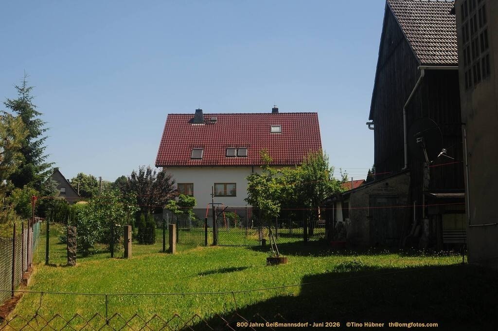 Geißmannsdorf-2026-Ortsbilder-492 | Geißmannsdorf bei Bischofswerda im Sommer 2026. Ein fotografischer Streifzug durch das Dorf Geißmannsdorf, mit Gebäuden, Straßen, Strohpuppen und geschmückten Vorgärten und Grundstücken anlässlich der 800-Jahr-Feier von Geißmannsdorf im Juni 2026 - Realisiert mit Pictrs.com