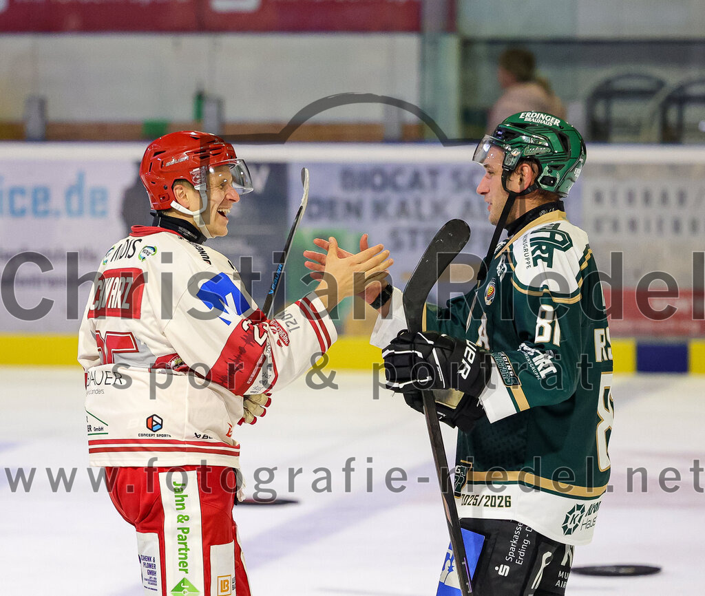 2025-09-12_186_TSV_Erding_gegen_EV_Landshut | Erding, Deutschland, 12.09.2025:Eishockey, Oberliga Süd 2025 / 2026, Testspiel, TSV Erding gegen EV Landshut, Endergebnis: 4:6Andreas Schwarz (EV Landshut, #25), Maximilian Forster (Erding Gladiators, #81)Foto: Christian Riedel / fotografie-riedel.net