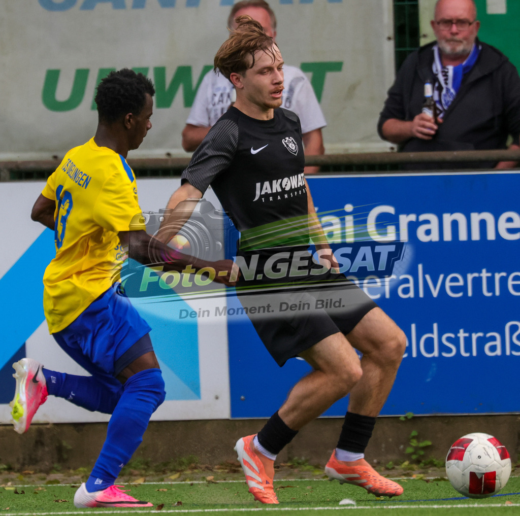 BV Stift Quernheim - TuS Dielingen | Auf dem Bild zu sehen: schwarz BV Stift Quernheim: Joshua Rogalski ; gelb TuS Dielingen: Aboubacar Konate BV Stift Quernheim, TuS Dielingen, Saison 26/27, Bezirksliga, Stift Quernheim, Deutschland - Realisiert mit Pictrs.com