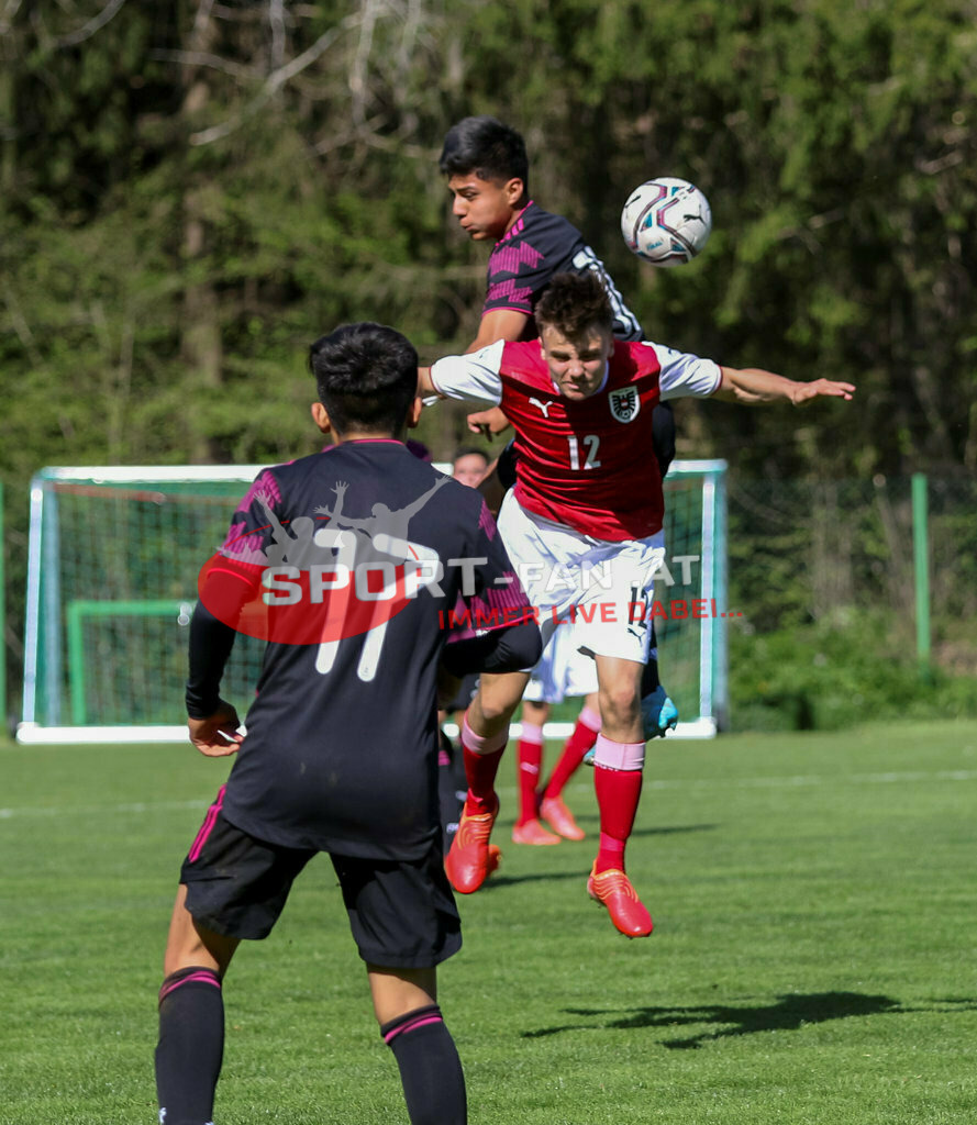 AUSTRIA U15 - MEXICO U15 | Juan Velarde (Mexico #17) ILIA IVANSCHITZ (Austria #12) ; AUSTRIA U15 - MEXICO U15 am 29.04.2022 in Arnoldstein
(Sportplatz), AUSTRIA, (Photo by Ernst Krawagner sport-fan.at) - Realisiert mit Pictrs.com