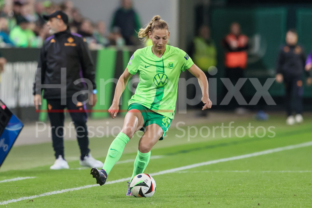 Fussball, UEFA Womens Champions League, VfL Wolfsburg - AC Florenz | v.li.: Sarai Linder (VfL Wolfsburg, 39) am Ball, Einzelbild, Ganzkörper, Aktion, Action, Spielszene