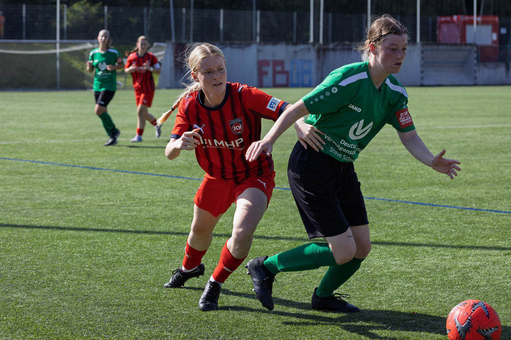 FCHSTE_250921_3386 | 1.FC Heidenheim 1846 II vs. TV Steinheim, Fußball, Frauen, Bezirksliga, 2025/2026, 2.Spieltag, 21.09.2025 in Heidenheim, Kunstrasen b. Voith-Arena West(Foto: Michael Bulling) - Realisiert mit Pictrs.com