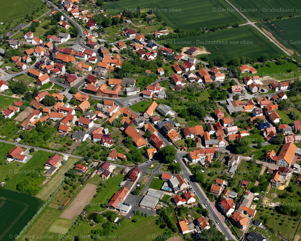 2634049 | KIRCHGANDERN 16.06.2006 Landwirtschaftliche Nutzflächen und Feldgrenzen umsäumen das Siedlungsgebiet des Dorfes in Kirchgandern im Bundesland Thüringen, Deutschland. // Agricultural land and field boundaries surround the settlement area of the village  in Kirchgandern in the state Thuringia, Germany. Foto: Gerhard Launer