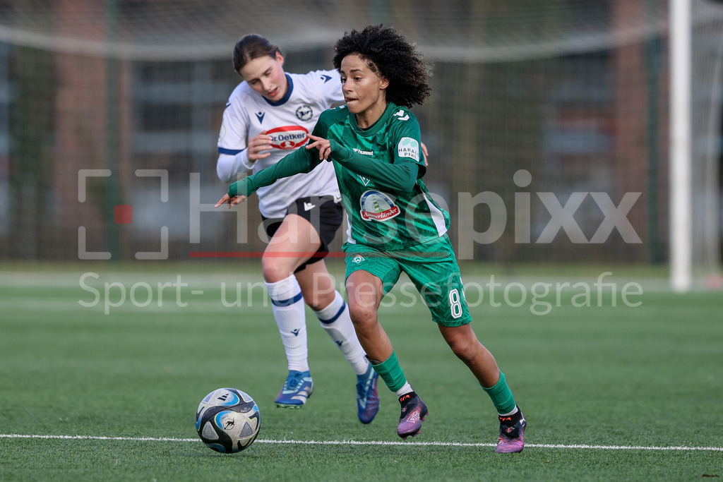 Fussball, Testspiel Frauen, DSC Arminia Bielefeld - SV Werder Bremen | v.li.: Amira Arfaoui (SV Werder Bremen, 8) am Ball, Einzelbild, Ganzkörper, Aktion, Action, Spielszene