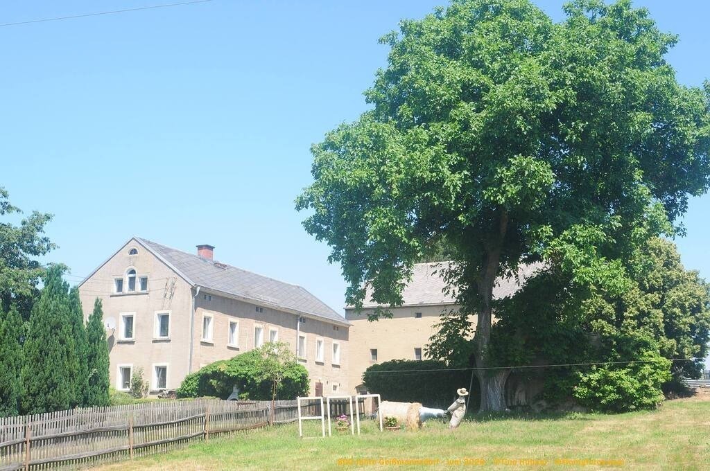 Geißmannsdorf-2026-Ortsbilder-289 | Geißmannsdorf bei Bischofswerda im Sommer 2026. Ein fotografischer Streifzug durch das Dorf Geißmannsdorf, mit Gebäuden, Straßen, Strohpuppen und geschmückten Vorgärten und Grundstücken anlässlich der 800-Jahr-Feier von Geißmannsdorf im Juni 2026 - Realisiert mit Pictrs.com