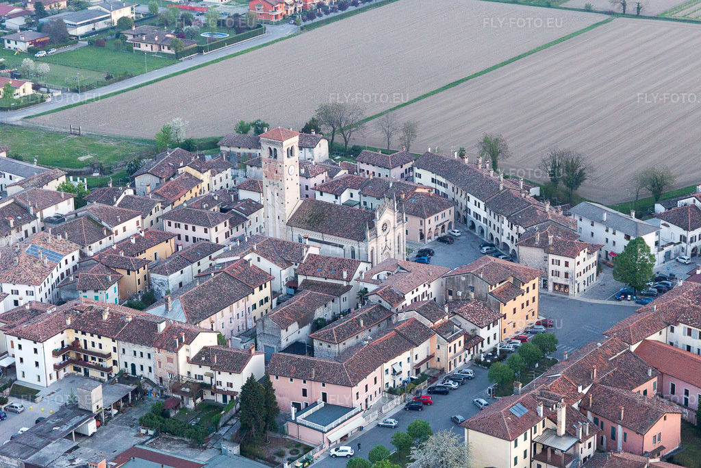 Vue aérienne: Vue de la ville à Bando dans le département Frioul-Vénétie Julienne, Italie. Photo: IMG_099020.jpg prise le 08/04/2017 par Werner Riehm/FLY-FOTO.eu – Résolution de l'original: 5472 x 3648 px