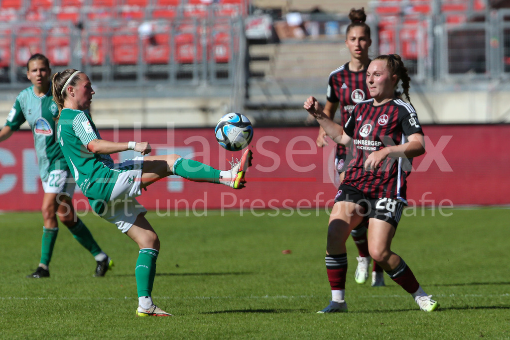 Fussball, Google Pixel Frauen-Bundesliga, 1. FC Nürnberg - SV Werder Bremen | v.li.: Lisa Josten (SV Werder Bremen, 7) und Madeleine Steck (1. FC Nürnberg, 28) im Zweikampf, Duell, Dynamik, Aktion, Action, Spielszene, DIE DFB-RICHTLINIEN UNTERSAGEN JEGLICHE NUTZUNG VON FOTOS ALS SEQUENZBILDER UND/ODER VIDEOÄHNLICHE FOTOSTRECKEN. DFB REGULATIONS PROHIBIT ANY USE OF PHOTOGRAPHS AS IMAGE SEQUENCES AND/OR QUASI-VIDEO.