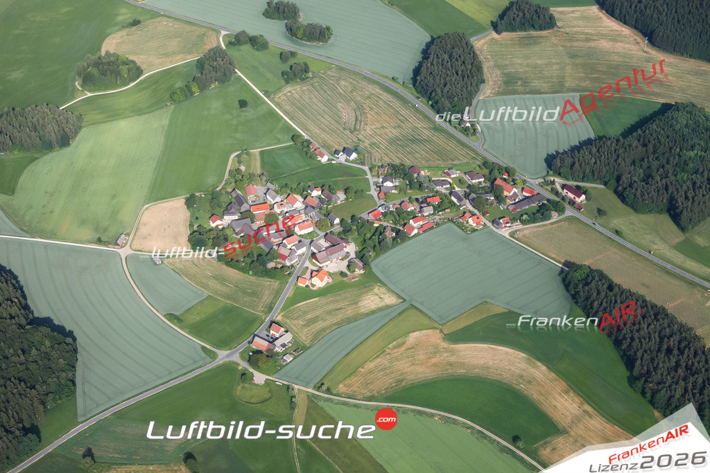 Die Luftaufnahme Fesselsdorf - Weismain wurde vom UL-Flugzeug (keine Drohne) aus fotografiert.Hohe Druck- Auflösung-die Geschenkidee!