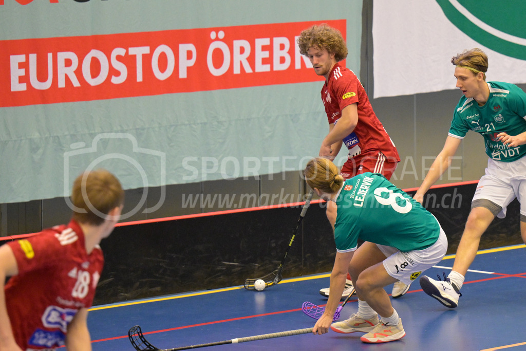 Lillan IBK vs Strängnäs IBK - 17. März 2024 | Lillan IBK vs Strängnäs IBK
Idrottshuset Örebro, Arenahallen, Örebro
Lukas Bemström (#2 Strängnäs IBK) against Carl Lejervik (#8 Lillan IBK) and Joakim Andersson (#21 Lillan IBK).
Bild: Sportfotografie Markus Aeschimann | www.markus-aeschimann.ch - Realisiert mit Pictrs.com