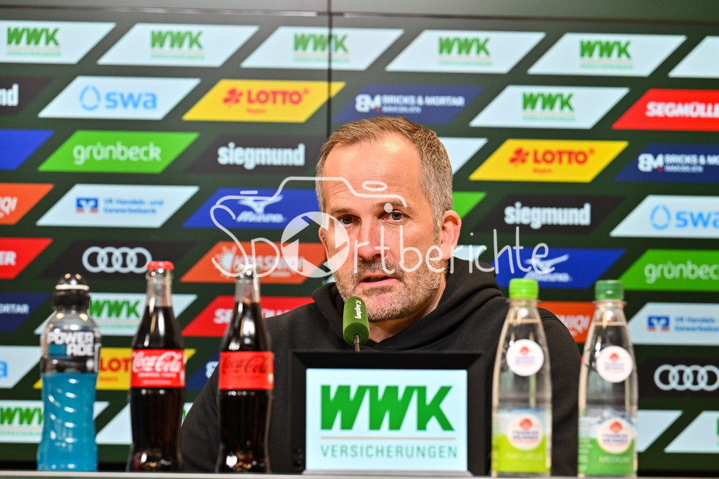 FC Augsburg - VfB Stuttgart | AUGSBURG, GERMANY - 22. MAERZ: im Bild Manuel BAUM Trainer FC Augsburg / Einzelfoto / Freisteller auf der Pressekonferenz nach dem Match zwischen dem VfB Suttgart und dem 1. FSV Mainz 05 am 20. Spieltag der 2. Frauen-Bundesliga in der MHP-Arena
