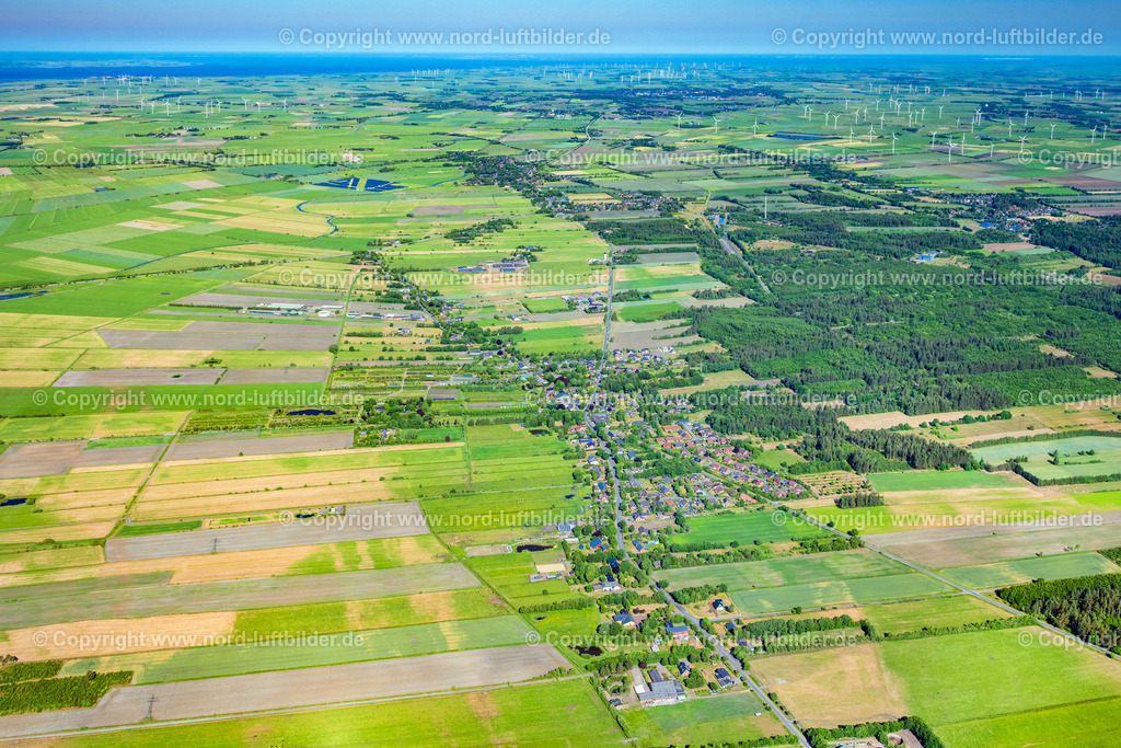 Enge Sande_ELS_8207100623 | ENGE-SANDE 10.06.2023 Landwirtschaftliche Nutzflächen und Feldgrenzen umsäumen das Siedlungsgebiet des Dorfes an der Dorfstraße in Enge-Sande im Bundesland Schleswig-Holstein, Deutschland. // Agricultural land and field boundaries surround the settlement area of the village on street Dorfstrasse in Enge-Sande in the state Schleswig-Holstein, Germany. Foto: Martin Elsen