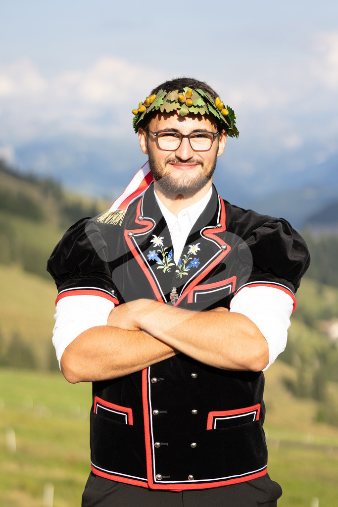 Rigi2025_3227 | Die Schwinger des Schwyzer Kantonalen Schwingerverbandes: Fotos, die Dynamik und Leidenschaft festhalten, sowie emotionale Momente aus dem traditionellen Schwingsport zeigen. - Realisiert mit Pictrs.com