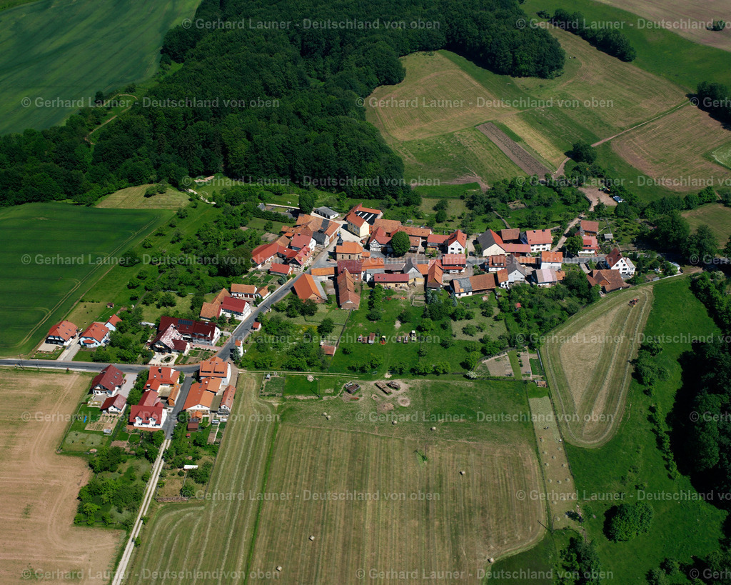 2634105 | EICHSTRUTH 09.06.2006 Landwirtschaftliche Nutzflächen und Feldgrenzen  umsäumen das Siedlungsgebiet des Dorfes in Eichstruth im Bundesland Thüringen, Deutschland // Agricultural land and field boundaries surround the settlement area of the village  in Eichstruth in the state Thuringia, Germany Foto: Gerhard Launer
