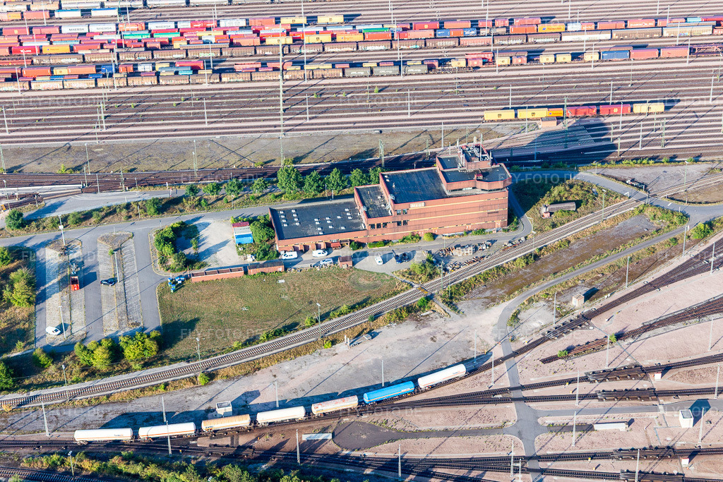 Luftbild: Schienen- und Gleisstrecken auf den Abstellgleisen und Rangierstrecken des Rangierbahnhofes und Güterbahnhofes Maschen der Deutschen Bahn im Ortsteil Maschen in Seevetal im Bundesland Niedersachsen in Deutschland. Foto: IMG_110298.jpg vom 18.08.2018 durch Werner Riehm/FLY-FOTO.de