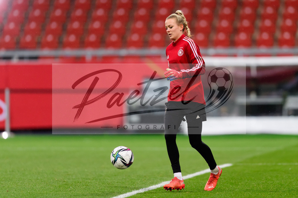GERTUR20211126_074 | Fussball, Frauen: Torwart Merle Frohms (Germany) in Aktion, am Ball, Einzelaktion bei dem Spiel der WM-Qualifikation zwischen Deutschland und Tuerkei im Eintracht-Stadion am 26.11.2021 in Braunschweig, Deutschland. - Realisiert mit Pictrs.com