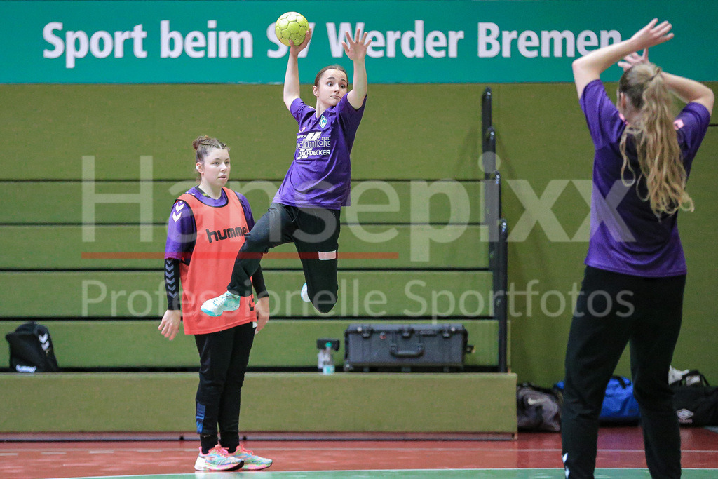 Handball, 2. Bundesliga Frauen, Training SV Werder Bremen | v.li.: Emy-Jane Hürkamp (SV Werder Bremen) beim Wurf, am Ball, Spielszene, Aktion, Action