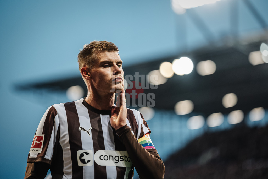 Fußball | Männer | Saison 2025/2026  | Fußball-Bundesliga | 07. Spieltag | FC St. Pauli vs. TSG Hoffenheim | 19.10.2025 | Eric Smith (#8, FC St. Pauli)
