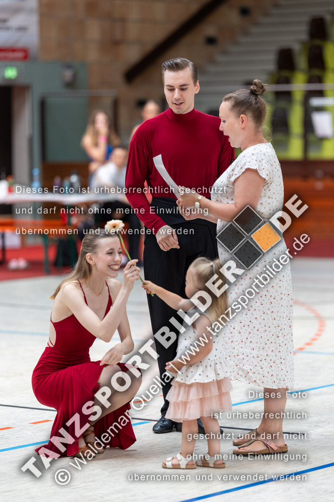 20240810-01226 | Hier finden Sie Tanz Bilder vom Latein und Standard Formationen tanzen. Sportbilder vom Tanzsport. Schöne Fotos und von Weltmeisterschaft, Europameisterschaft, Bundesliga, Regionalliga, Oberliga und Landesliga sowie von GOC Stuttgart, DanceComp, WM Bremen