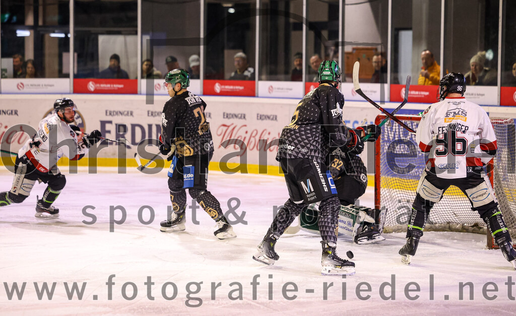 2024-03-08_008_TSV_Erding_gegen_EHC_Koenigsbrunn | Erding, Deutschland, 08.03.2024:
Eishockey, Bayernliga Playoffs 2023 / 2024, 1. Spieltag, TSV Erding gegen EHC Königsbrunn, Endergebnis: 3:0

Mark Waldhausen (Erding Gladiators, #27), Florian Zimmermann (Erding Gladiators, #5), Torwart Dimitri Pätzold (Erding Gladiators, #32), Lukas Fettinger (EHC Königsbrunn, #96)

Foto: Christian Riedel / fotografie-riedel.net