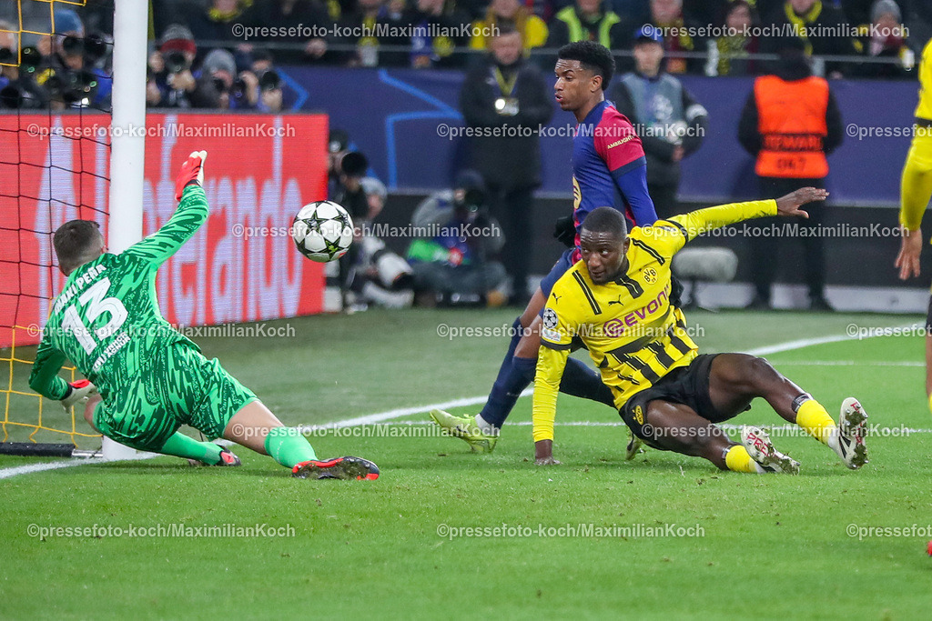 UCL11122401041 | 11.12.2024, UEFA Champions League, Borussia Dortmund - FC Barcelona, 8. Spieltag, Signal Iduna Park, Saison 2024 2025: Inaki Pena (Barca #13) verteidigt das Tor gegen den Angriff von Serhou Guirassy (BVB #9)