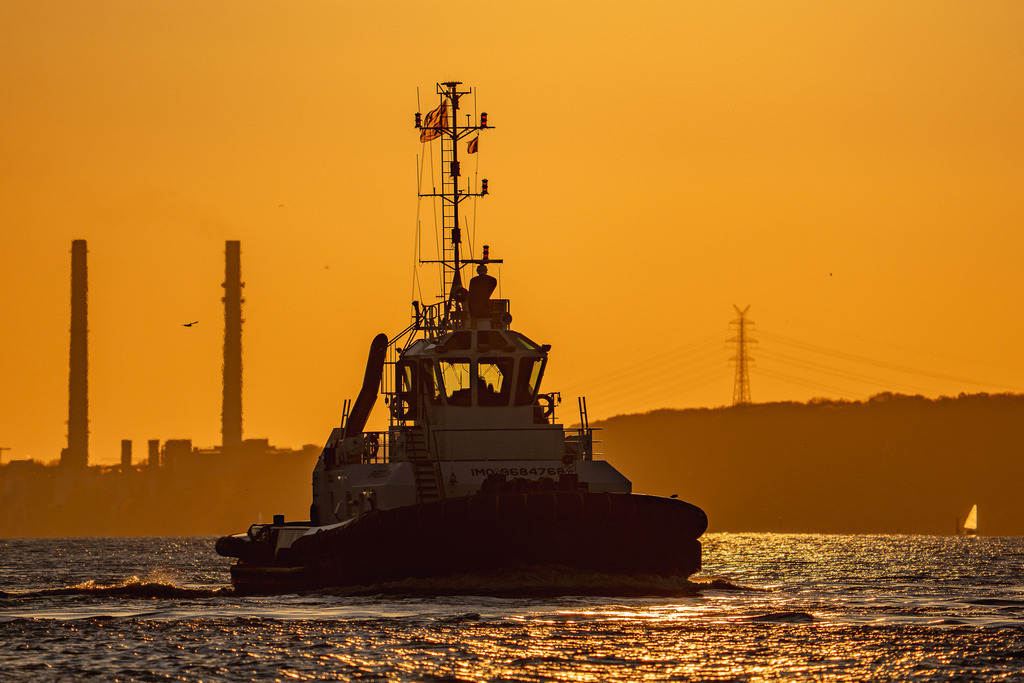 Schlepper-Silhouette im Sonnenuntergang |     Silhouette eines Schleppers im Sonnenuntergang - Realisiert mit Pictrs.com