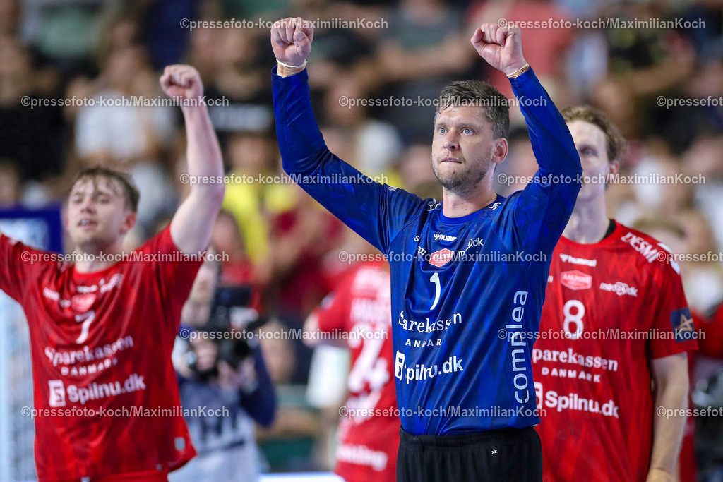 KoeEHF08062401166 | 08.06.2024, Köln, Handball, TruckScout24 EHF FINAL4, Machineseeker Champions League Men, Lanxess-Arena, Halbfinale, SC Magdeburg - Aalborg Handbold:  Abschlussjubel nach dem Sieg und dem EInzug in das Finale. Torhüter Niklas Landin (Aalborg Handbold)