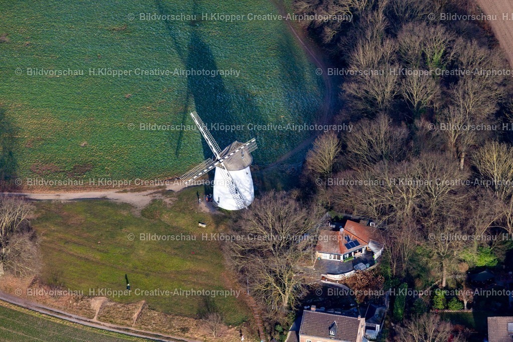 Luftbild Krefeld-8182 | Luftbildfotografie Lufbild Historische Windmühle am Rand von bestellten Feldern in Krefeld im Bundesland Nordrhein-Westfalen - Realisiert mit Pictrs.com