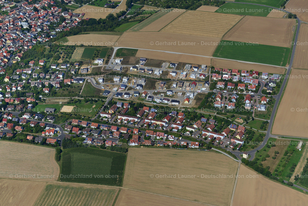 3650114 | ESTENFELD 31.08.2016 Wohngebiet einer Einfamilienhaus- Siedlung am Rande von landwirtschaftlichen Feldern in Estenfeld im Bundesland Bayern, Deutschland // Single-family residential area of settlement on the edge of agricultural fields in Estenfeld in the state Bavaria, Germany Foto: Gerhard Launer