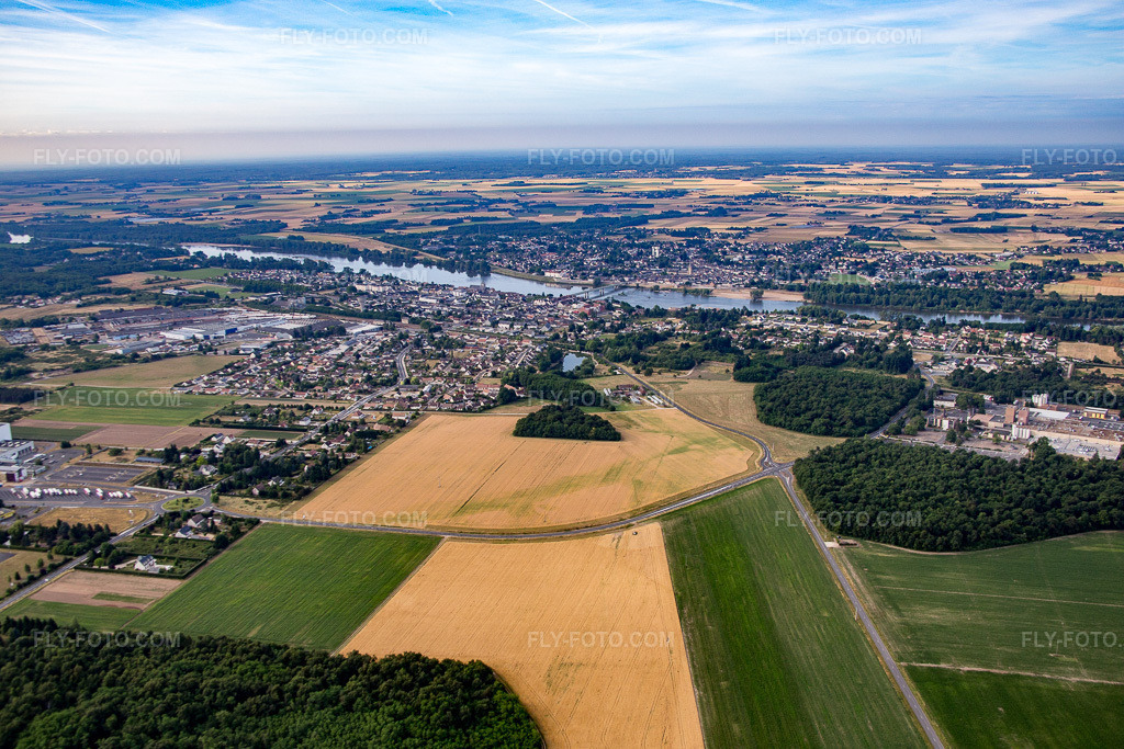 Aerial view: View of the town in Saint-Denis-de-l'Hôtel in the state Loiret, France. – Photo: IMG_082549.jpg taken on 06/21/2015 by Werner Riehm/FLY-FOTO.com – Resolution of the original: 5472 x 3648 px