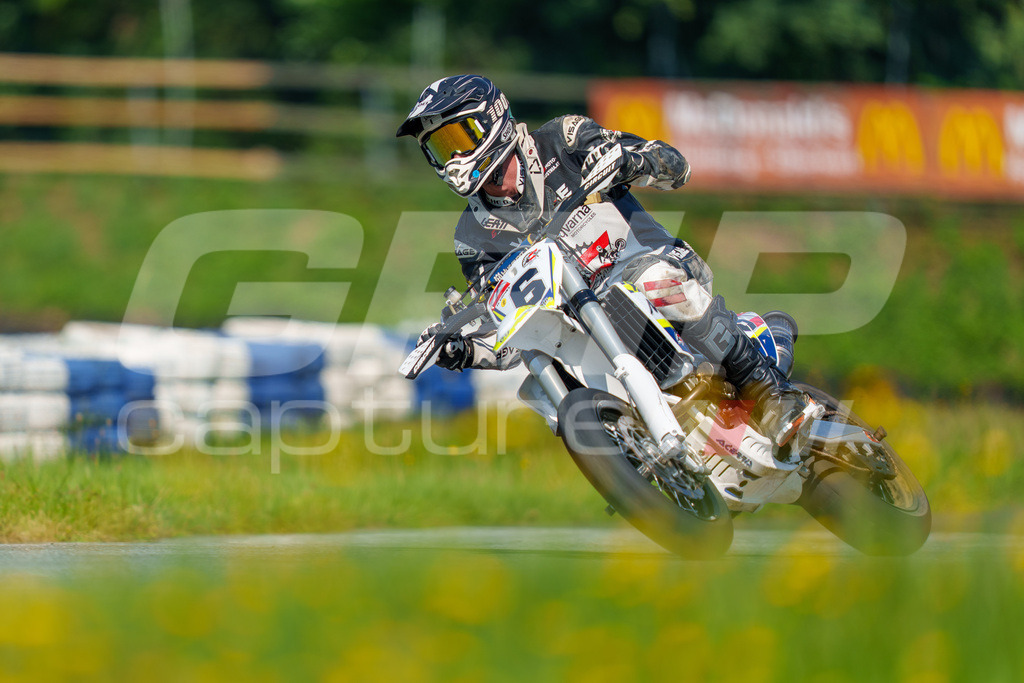 SuperMoto_Staatsmeisterschaft_Greinbach_315 | GRIPcapture steht für authentische Sportfotografie in Österreich – für Momente, die mehr sind als Geschwindigkeit oder Ergebnis. Es geht um Emotion, Spannung, Fokus und den Augenblick, der oft nur einen Wimpernschlag dauert.Ob Motorsport, Teamsport oder 