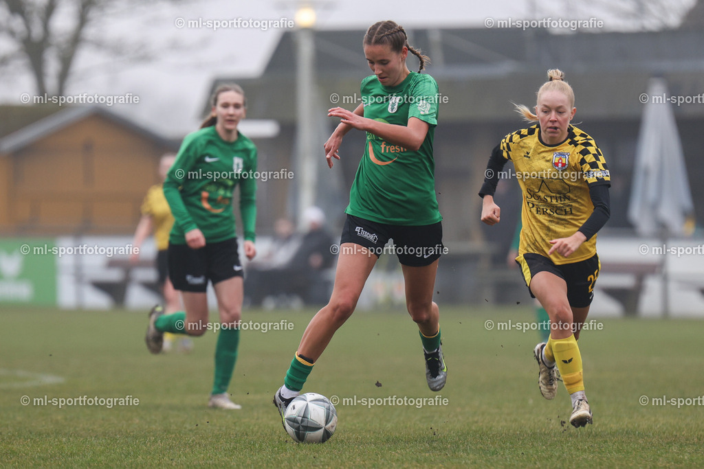 Fußball I Frauen I Saison 2025/2026 I Oberliga Schleswig-Holstein I 12. Spieltag I SV Frisia 03 Risum-Lindholm - Eichholzer SV | ml-sportfotografie - Realisiert mit Pictrs.com