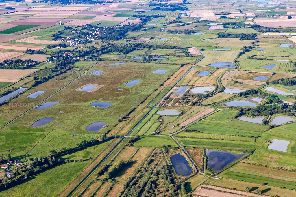 Vue aérienne: Vue de la ville à Lanchères dans le département Somme, France. Photo: IMG_70978.jpg prise le 24/08/2014 par Werner Riehm/FLY-FOTO.eu – Résolution de l'original: 4752 x 3168 px