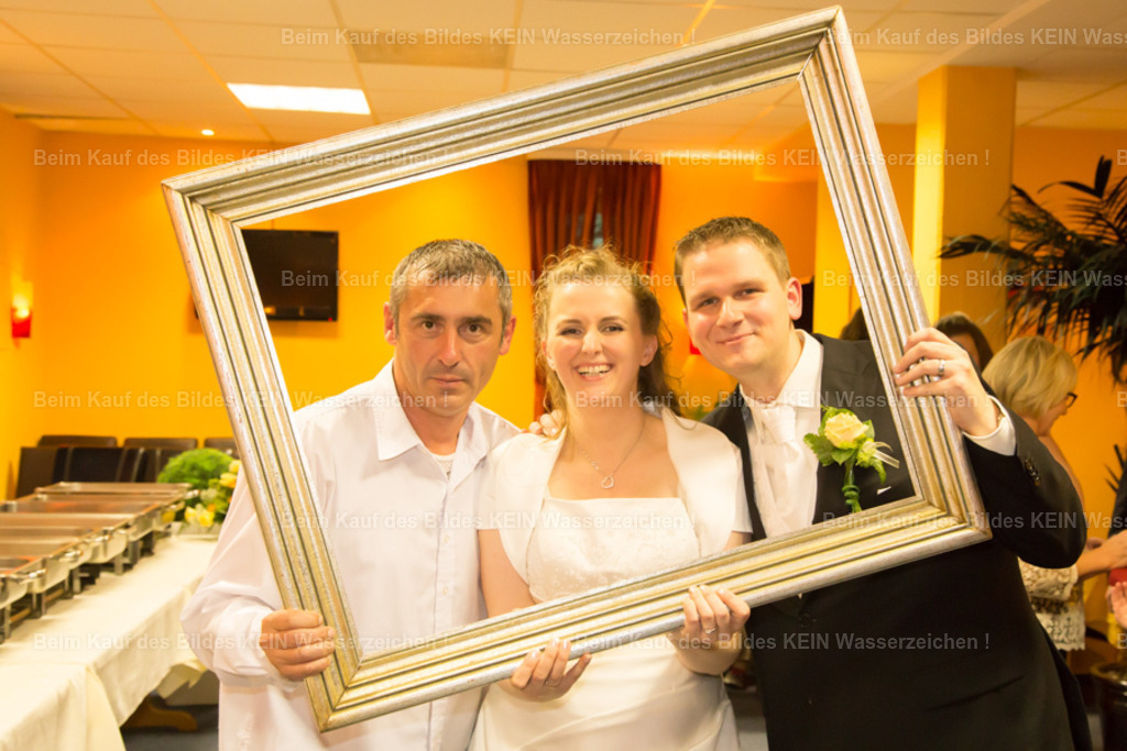 Hochzeit Pruschek-8601 2 | Wertschätzung, die von Herzen kam--- Viele Brautpaare haben meinen Weg als Hochzeitsfotograf begleitet und geprägt. Patrick und Christiane gehören ohne Zweifel dazu. Ihr Hochzeitstag stand zunächst unter keinem guten Stern. Es regnete ununterbrochen, sodass wir unser geplantes Fotoshooting spontan in die Gruson-Gewächshäuser verlegen mussten. Doch anstatt sich die Stimmung verderben zu lassen, nahmen beide den Tag mit einer bewundernswerten Gelassenheit und einem Lächeln. Gerade deshalb entstanden dort ganz besondere und stimmungsvolle Aufnahmen.--- Eine liebevolle Geste hat mich an diesem Tag jedoch besonders berührt. Auf der festlich gedeckten Hochzeitstafel entdeckte ich einen Tonstein mit meinem Namen – als persönlichen Platzhalter für meinen Sitzplatz. Es war nur eine kleine Aufmerksamkeit, aber sie zeigte mir, dass ich für das Brautpaar nicht nur der Fotograf war, sondern ein geschätzter Teil ihres Hochzeitstages. So viel Wertschätzung erlebt man nicht bei jedem Auftrag. Gerade deshalb ist mir dieser Moment bis heute in Erinnerung geblieben. Er erinnert mich daran, dass Vertrauen, Herzlichkeit und gegenseitiger Respekt oft die schönsten Bilder entstehen lassen.--- Liebe Christiane, lieber Patrick – vielen Dank für eure Herzlichkeit und diese besondere Geste. Sie hat mich damals sehr gefreut und ist mir bis heute in bester Erinnerung geblieben. - Realisiert mit Pictrs.com
