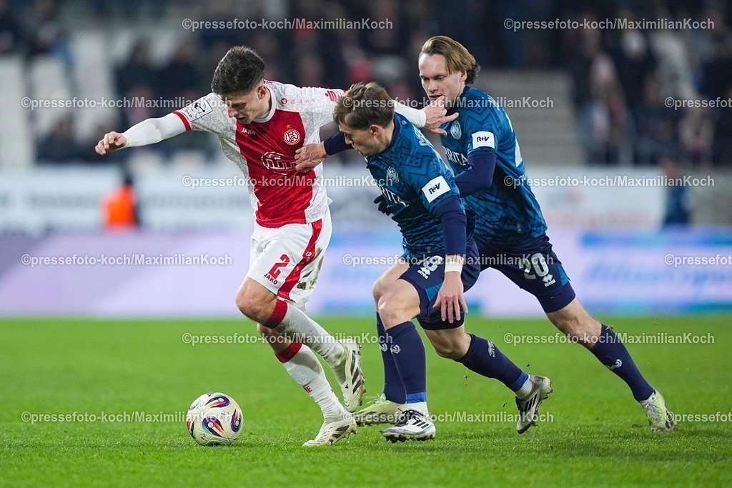xYDRx01022601071 | 01.02.2026, xydrx, Fußball, 3.Liga, Rot-Weiss Essen - SV Wehen Wiesbaden, Saison 2025 2026, Stadion an der Hafenstraße: Michael Kostka (Rot-Weiss Essen #2)  im Zweikampf gegen Ryan Johansson (SV Wehen Wiesbaden #20) und Fabian Greilinger (SV Wehen Wiesbaden #18)   DFB regulations prohibit any use of photographs as image sequences and or quasi-video. Photo: xYannisxDreimannxPressefotoKochx