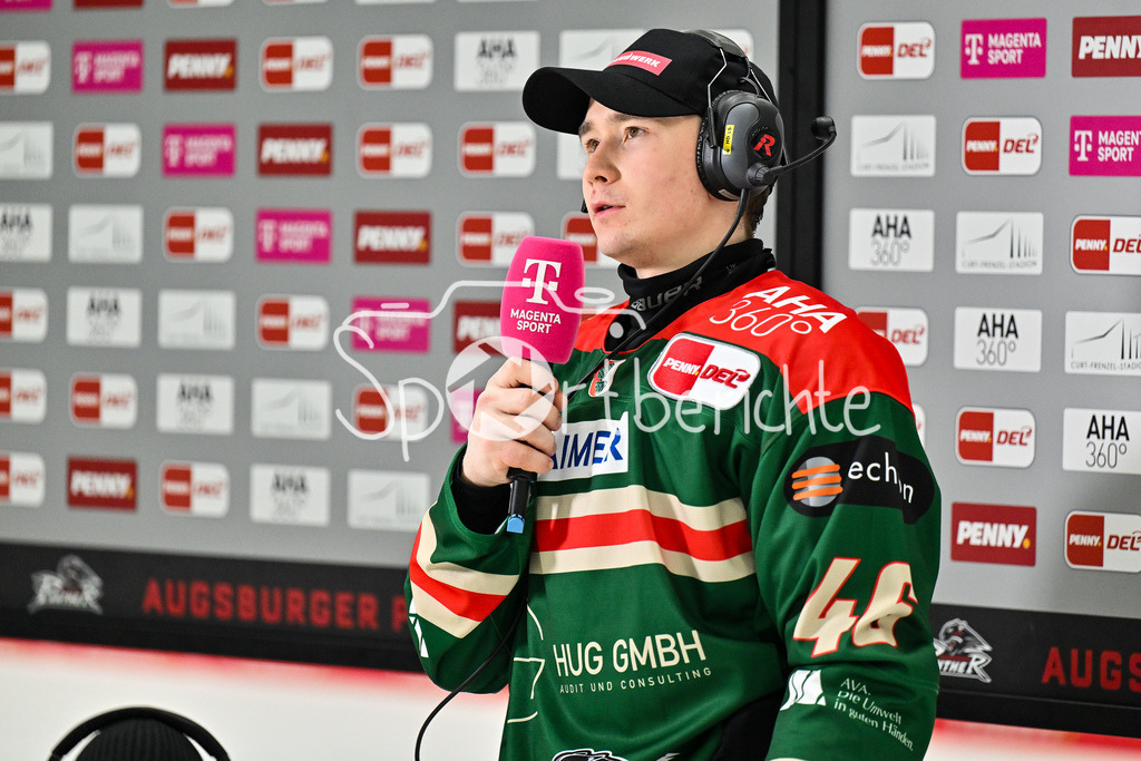 Augsburger Panther - EHC RB München | AUGSBURG, DEUTSCHLAND - 27. FEBRUAR: im Bild Moritz ELIAS (Augsburger Panther 46) beim Interview von MagentaSport / Einzelfoto / Freisteller  nach dem Match zwischen den Augsburger Panthern und dem EHC RB München am 46. Spieltag der Penny DEL im Curt Frenzel Stadion